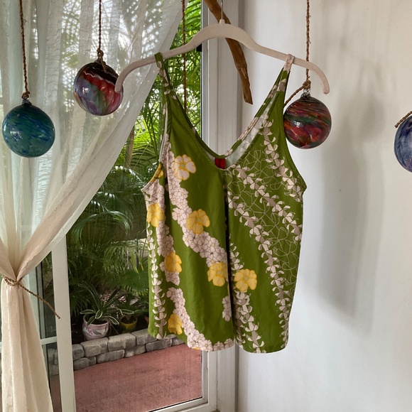 Lovely Hawaiian Floral Lei Top - Picture 3 of 5